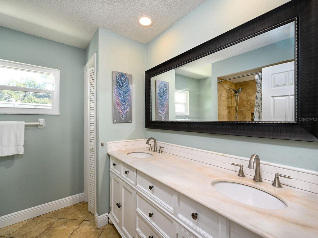 Image 14 of property listing at 2876 HARDEE DRIVE, Sarasota, FL 34231