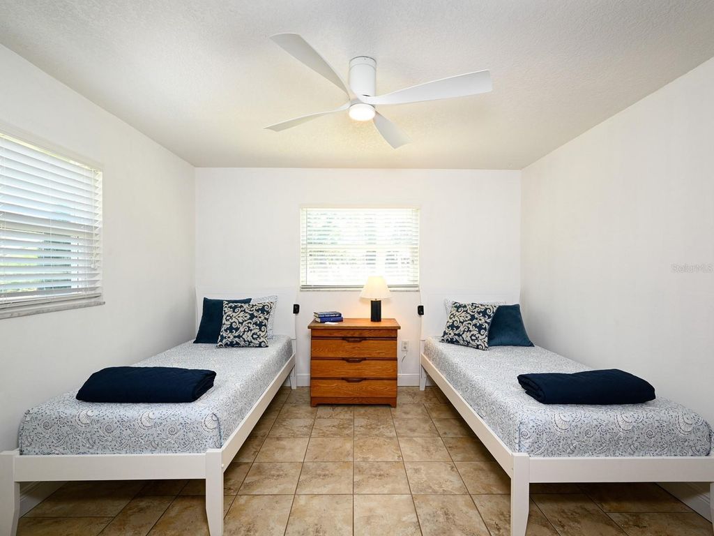 Image 15 of property listing at 2876 HARDEE DRIVE, Sarasota, FL 34231