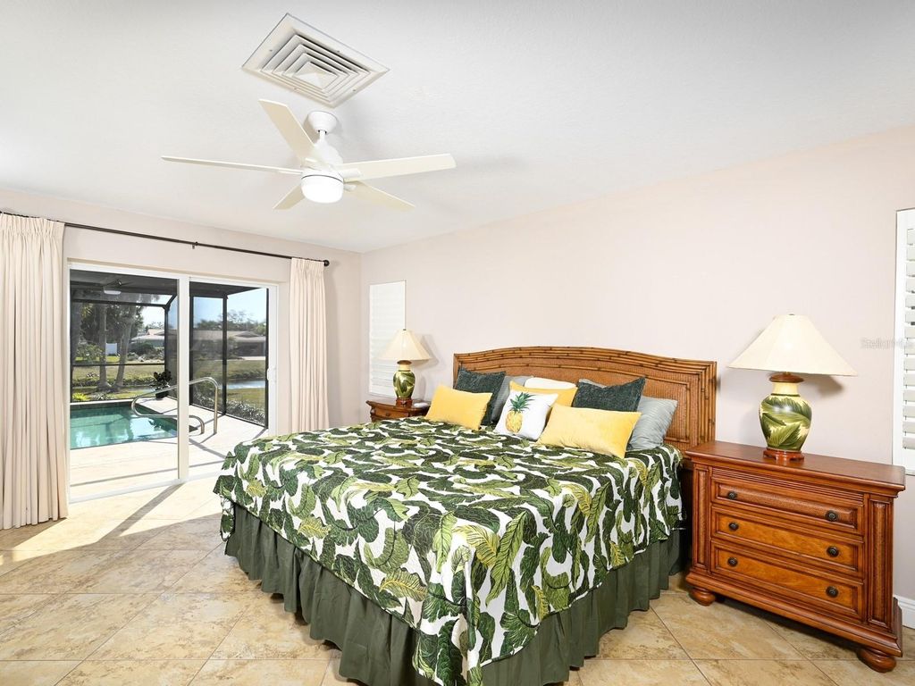 Image 18 of property listing at 2876 HARDEE DRIVE, Sarasota, FL 34231