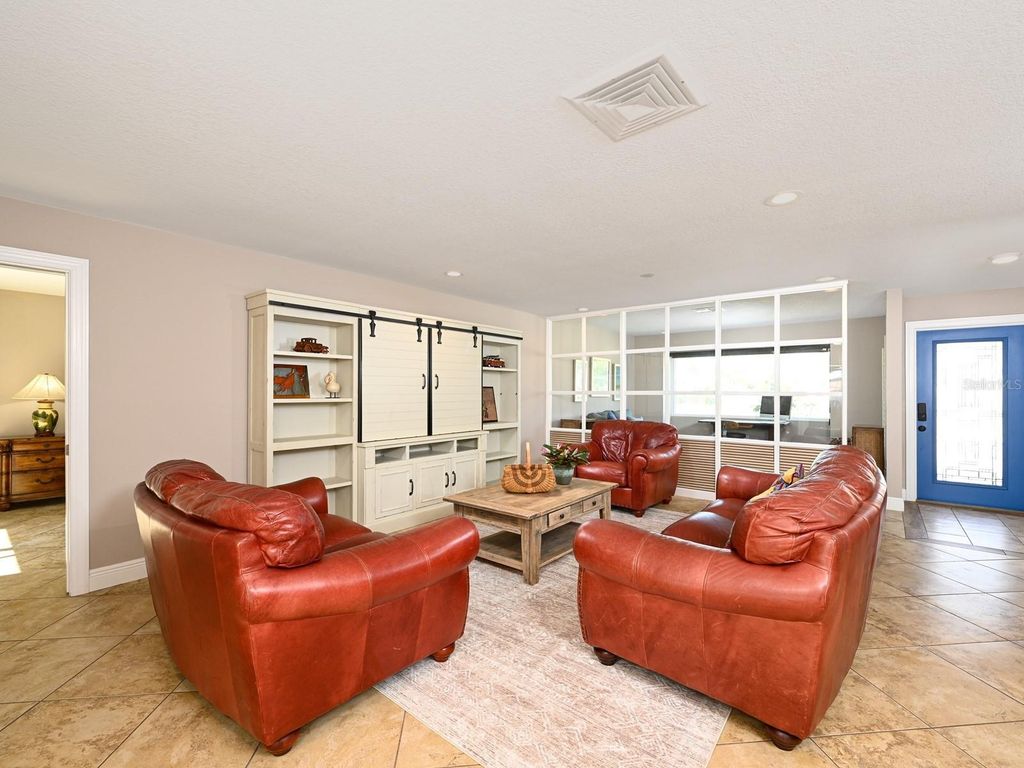 Image 4 of property listing at 2876 HARDEE DRIVE, Sarasota, FL 34231