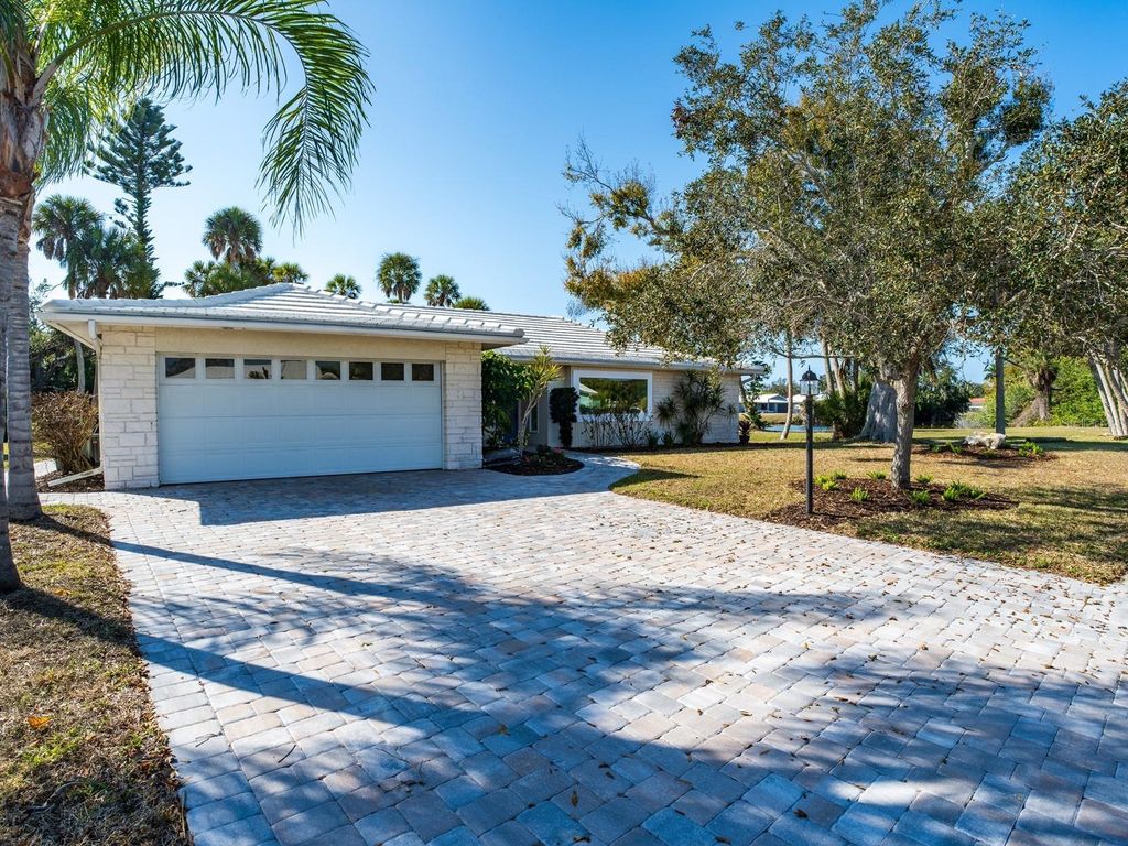 Image 32 of property listing at 2876 HARDEE DRIVE, Sarasota, FL 34231
