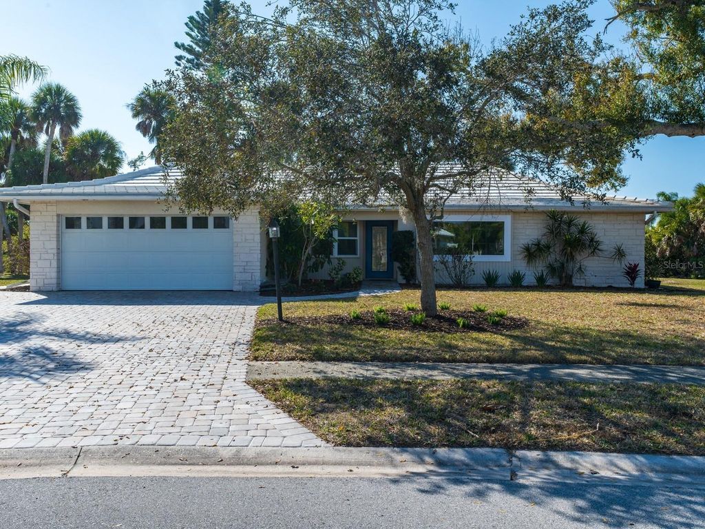 Image 36 of property listing at 2876 HARDEE DRIVE, Sarasota, FL 34231