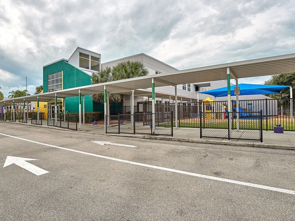 Image 44 of property listing at 2876 HARDEE DRIVE, Sarasota, FL 34231