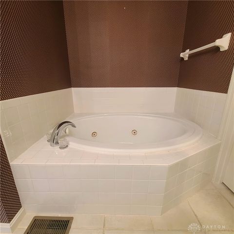 1364 Yankee Vineyards, Washington Twp, OH 45458