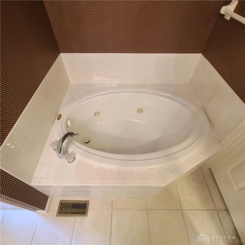 1364 Yankee Vineyards, Washington Twp, OH 45458