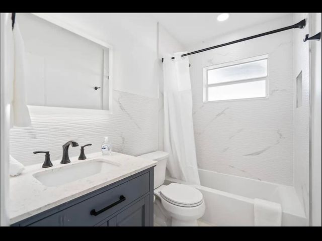 5040 NE 22nd Avenue, Lighthouse Point, FL 33064