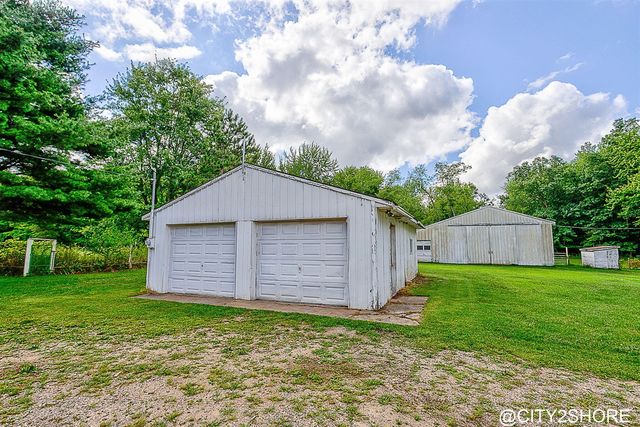 9905 52nd Ave, Allendale, MI 49401