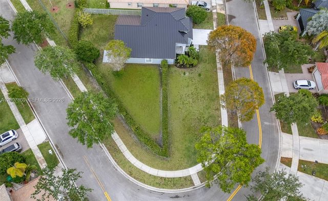 1381 NW 144th Ave, Pembroke Pines, FL 33028