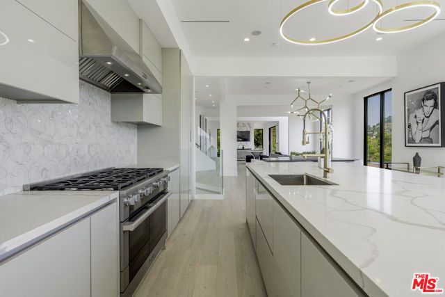 7567 Hermes Drive, Los Angeles, CA 90046