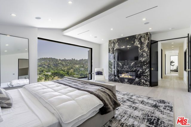 7567 Hermes Drive, Los Angeles, CA 90046