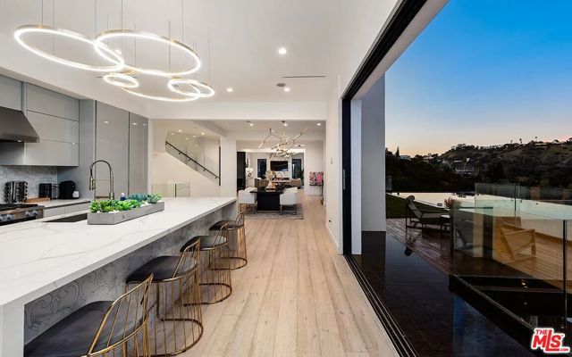 7567 Hermes Drive, Los Angeles, CA 90046