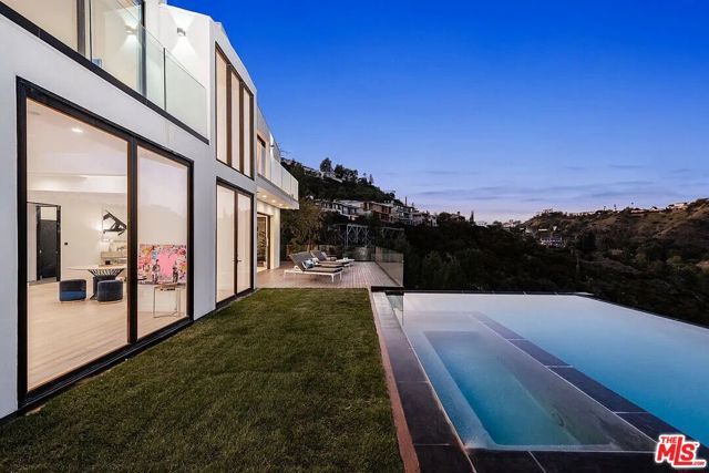 7567 Hermes Drive, Los Angeles, CA 90046