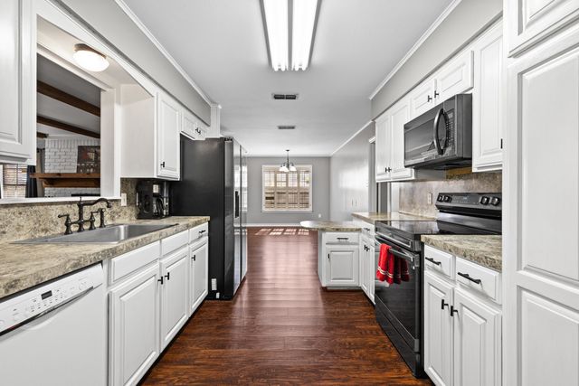 1200 Maywood Dr, Longview, TX 75604