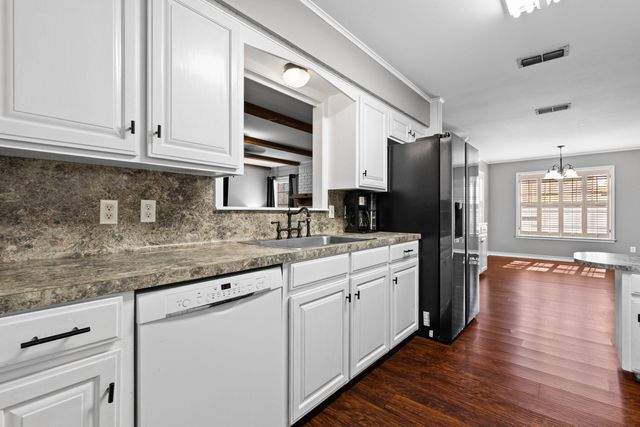 1200 Maywood Dr, Longview, TX 75604