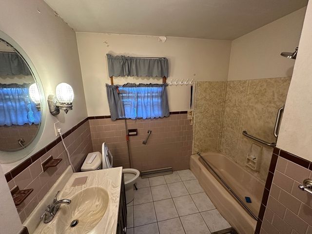 52 Hesper St, Saugus, MA 01906