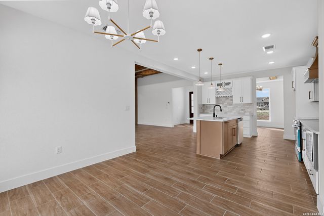 105 Hidden Path, Floresville, TX 78114