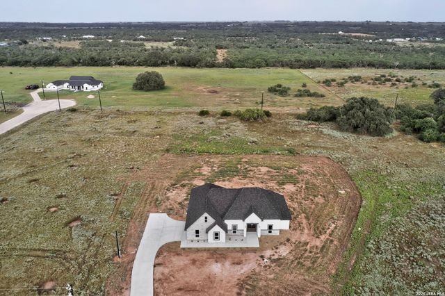 105 Hidden Path, Floresville, TX 78114