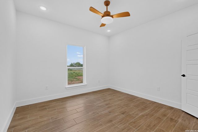 105 Hidden Path, Floresville, TX 78114