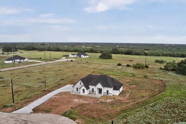 105 Hidden Path, Floresville, TX 78114