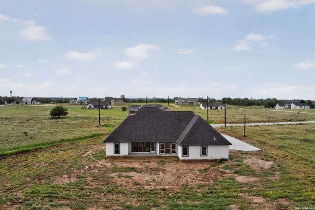 105 Hidden Path, Floresville, TX 78114