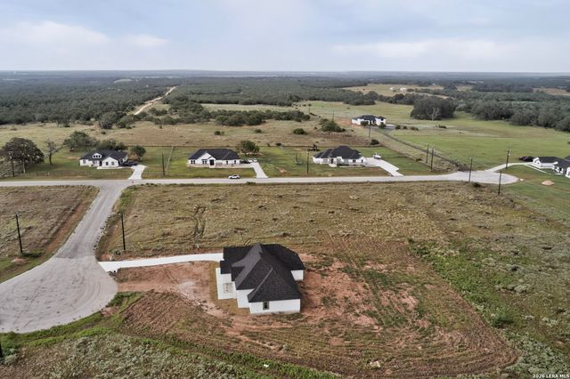 105 Hidden Path, Floresville, TX 78114
