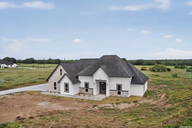 105 Hidden Path, Floresville, TX 78114