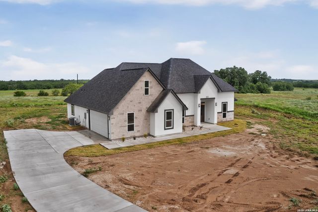 105 Hidden Path, Floresville, TX 78114