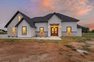 105 Hidden Path, Floresville, TX 78114