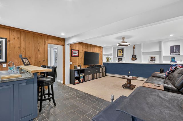 36 Noyes Road, Londonderry, NH 03053
