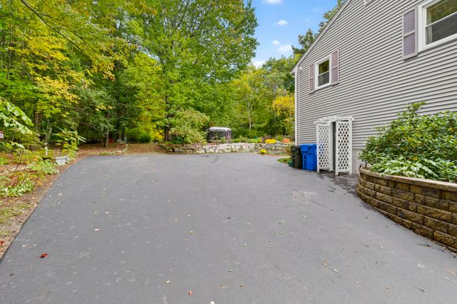 36 Noyes Road, Londonderry, NH 03053