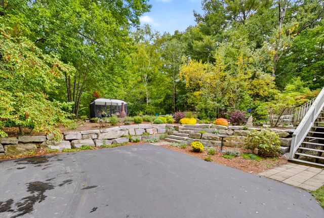 36 Noyes Road, Londonderry, NH 03053