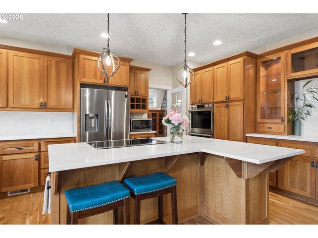 2280 CRESTVIEW Dr, West Linn, OR 97068