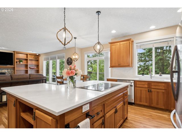 2280 CRESTVIEW Dr, West Linn, OR 97068