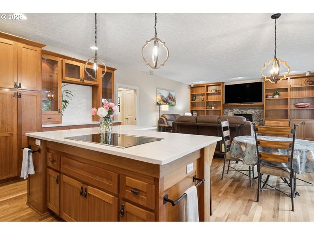 2280 CRESTVIEW Dr, West Linn, OR 97068