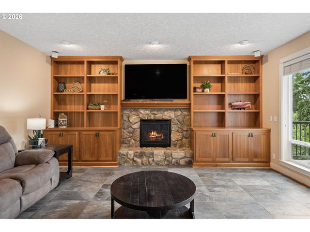 2280 CRESTVIEW Dr, West Linn, OR 97068