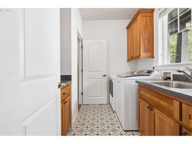 2280 CRESTVIEW Dr, West Linn, OR 97068