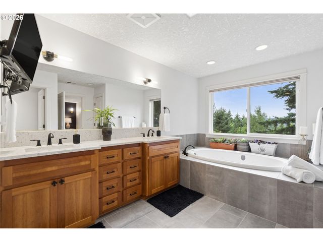 2280 CRESTVIEW Dr, West Linn, OR 97068