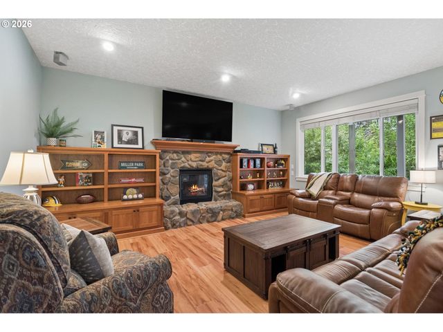 2280 CRESTVIEW Dr, West Linn, OR 97068
