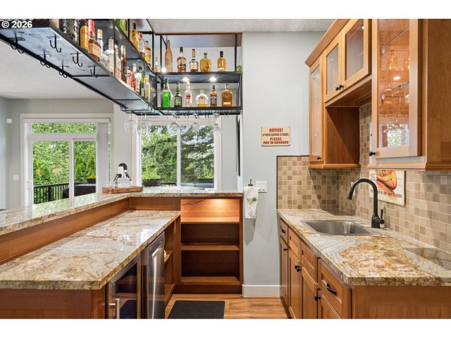 2280 CRESTVIEW Dr, West Linn, OR 97068