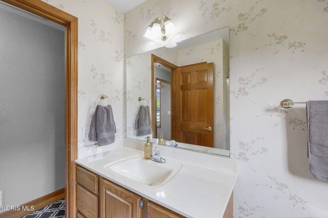 432 Hickory Lane, Waterville, OH 43566
