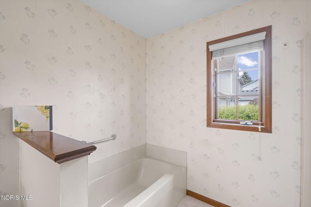 432 Hickory Lane, Waterville, OH 43566
