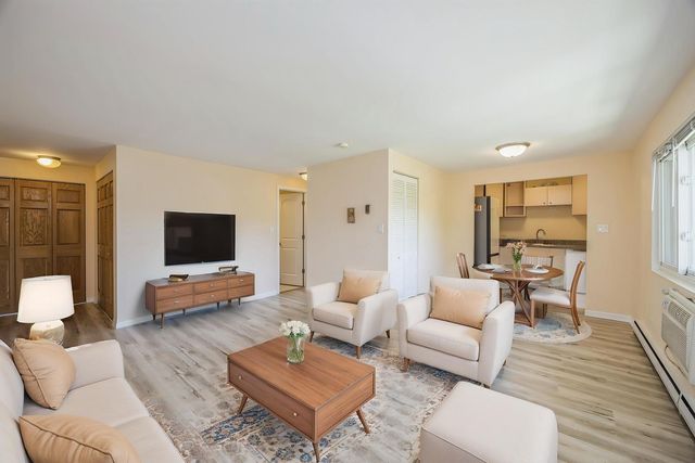 727 S Maple Avenue 301, Oak Park, IL 60304