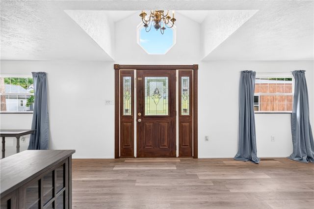22 Pearl Aly, Monongahela, PA 15063