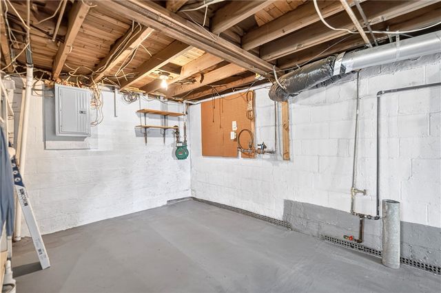 22 Pearl Aly, Monongahela, PA 15063