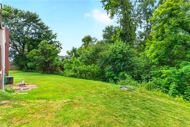 22 Pearl Aly, Monongahela, PA 15063