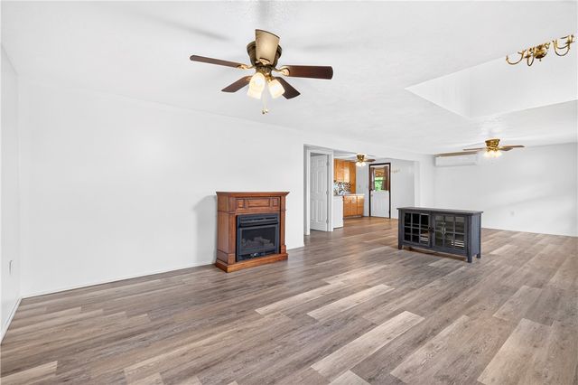 22 Pearl Aly, Monongahela, PA 15063