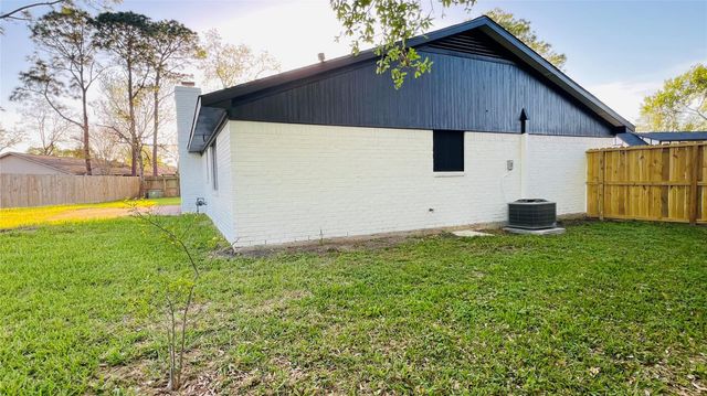 2203 Colonial Court S, League City, TX 77573