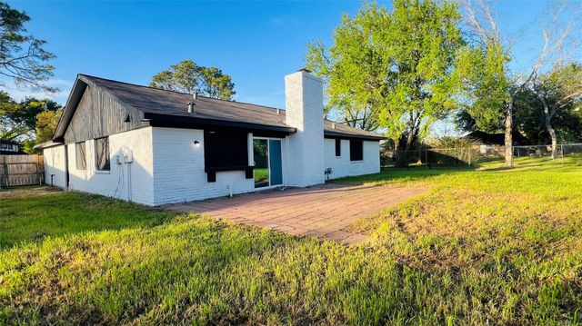 2203 Colonial Court S, League City, TX 77573