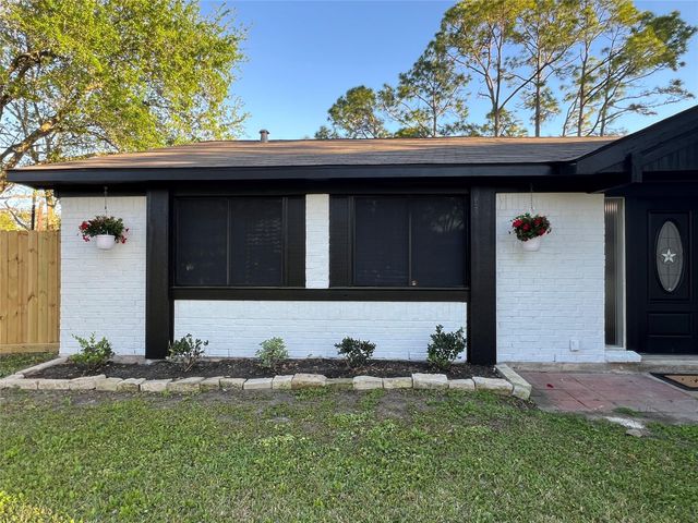 2203 Colonial Court S, League City, TX 77573