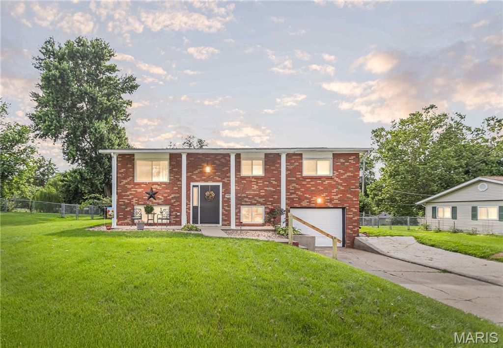 5906 Vollmer, Godfrey, IL 62035